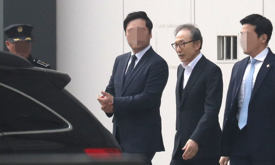 조건부 석방 뇌물·횡령 등 혐의로 1심에서 징역 15년을 선고받은 이명박 전 대통령이 6일 항소심에서 보석(보증금 등 조건을 내건 석방)으로 풀려나 서울 동부구치소를 나서고 있다.  연합뉴스